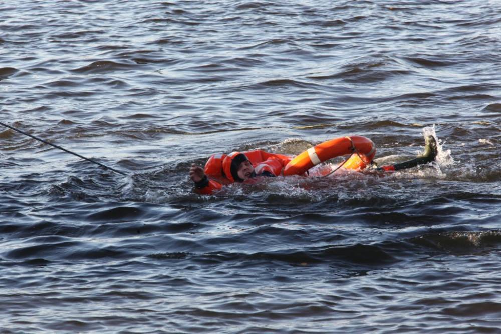 В Уфе спасатели вытащили из реки 23-летнего парня