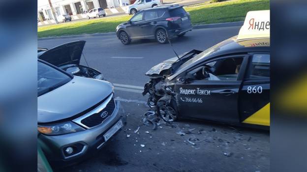 В Воронеже в массовой аварии пострадала пассажирка такси