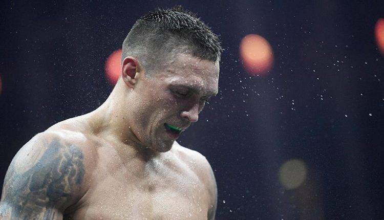 У украинского боксера Усика отобрали чемпионский пояс
