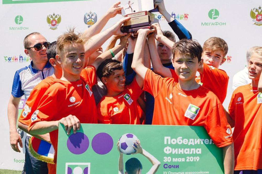 Юные победители футбольных соревнований готовятся к встрече с тренерами «Барселоны»