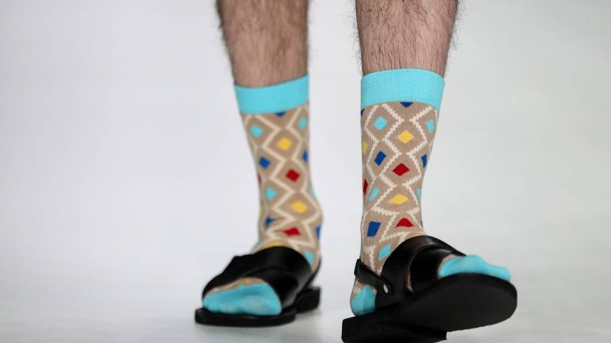 Носки сандалиями назвали новым модным трендом