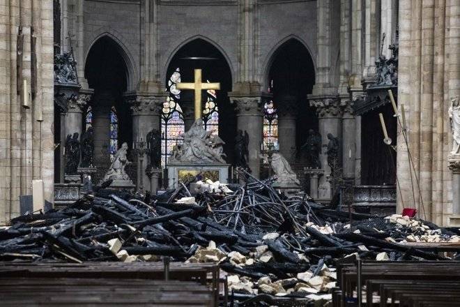 Парижан призвали проверить кровь на свинец после пожара в Нотр-Даме
