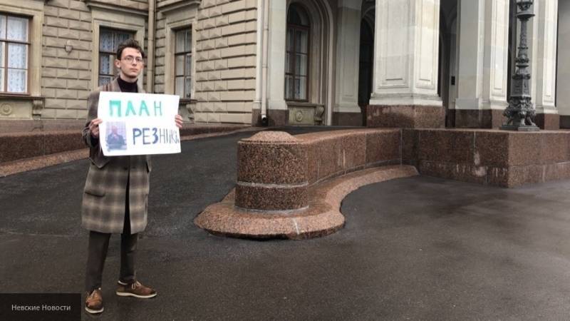 Петербургские активисты выступили за лишение Максима Резника депутатского мандата