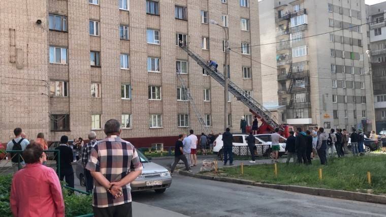 Видео: Девять человек, в&nbsp;том числе пятеро детей, пострадали в&nbsp;пожаре в&nbsp;чебоксарском общежитии
