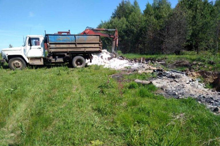 В Тверской области после публикации в СМИ убрали крупную свалку вещества, похожего на аммиачную селитру