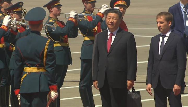 Самолет председателя КНР приземлился в Москве