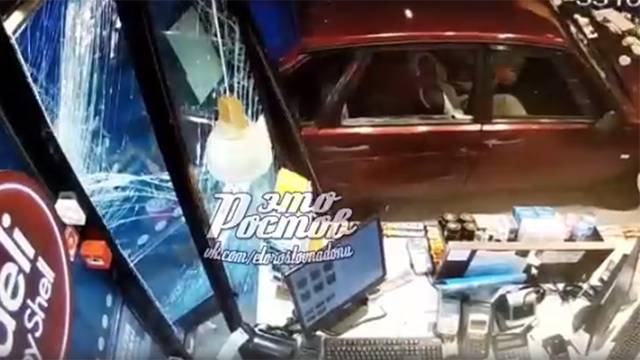 Видео: мужчина въехал в здание АЗС, а потом пытался поджечь машину