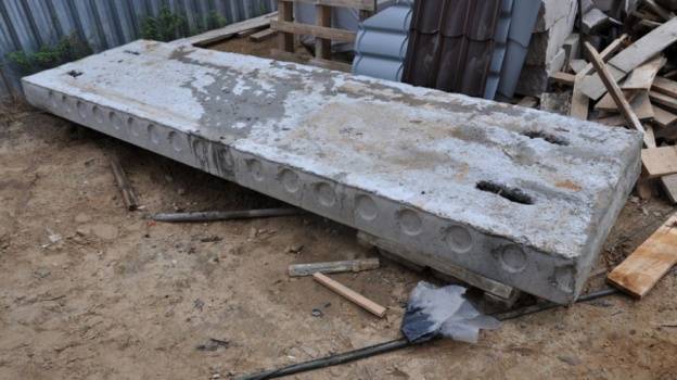 На стройке в Воронеже рабочего придавило бетонной плитой