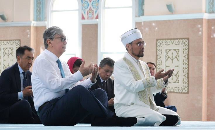 Токаев помолился за благополучие Казахстана в мечети "Нур Астана" (фото, видео)