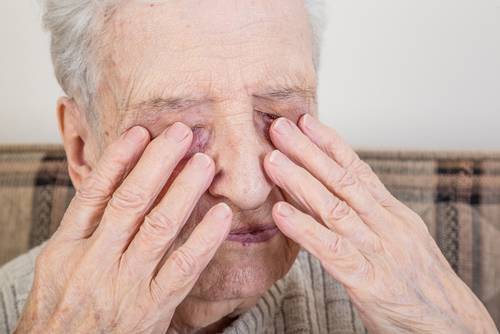 Опоила снотворным и ограбила: 50-летняя женщина обманула слепого пенсионера