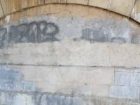 Под Новым мостом граффити с умершим тверским музыкантом замазали серой краской