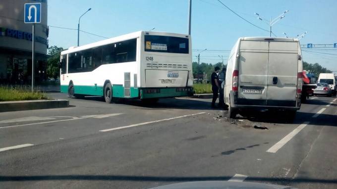 ДТП около метро "Бухарестская": столкнулись автобус и маршрутка