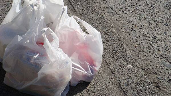 Лишь 25% россиян используют пластиковые пакеты повторно, показал опрос