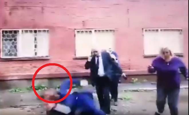 Мэр Омска упала в лужу и попала на видео