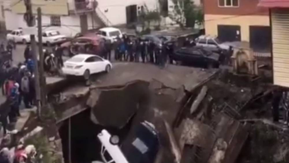 Люди на руках вытащили машину, зависшую над пропастью после обрушения моста в Дагестане - видео