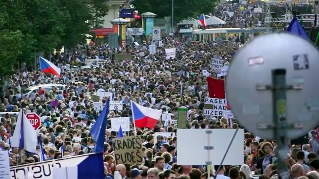 Более 100 тыс чехов собрались на антиправительственной демонстрации в Праге
