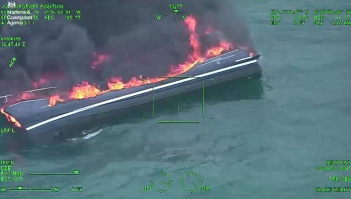 Береговая охрана спасла людей с горящего тонущего судна. Видео