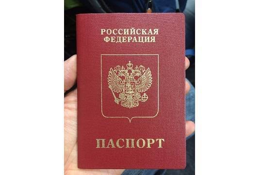 Россиянин впервые получил паспорт в 33 года