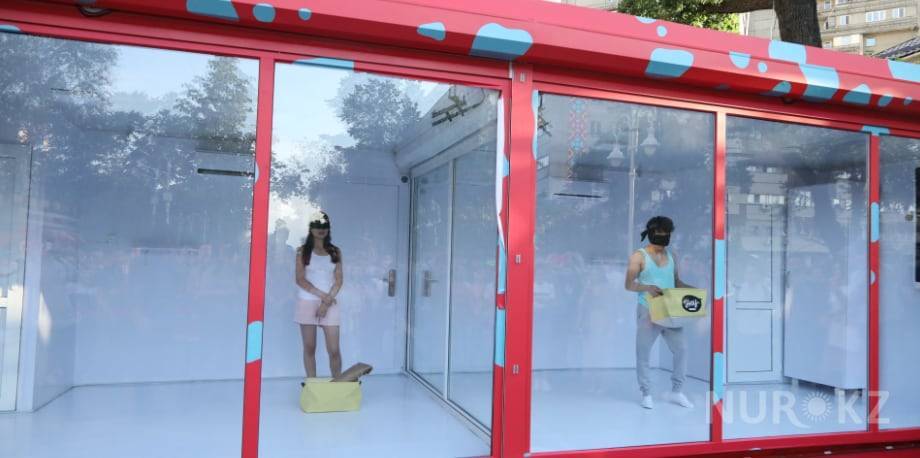 2 недели на глазах у всех: парень и девушка будут жить в стеклянном доме в центре Алматы