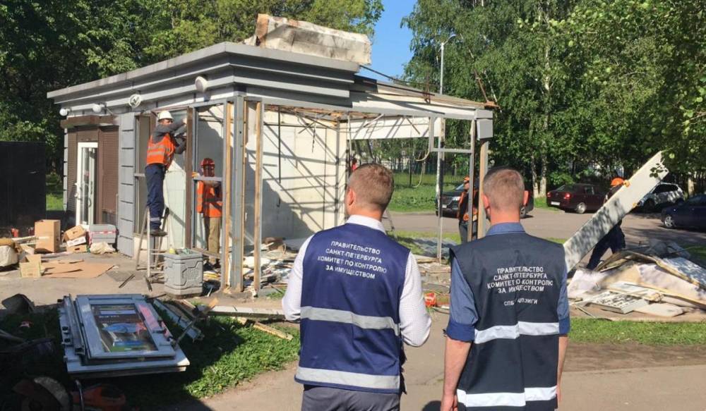 В Приморском районе демонтировали два незаконных павильона