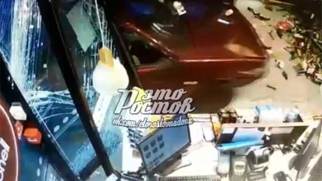 Безумный заезд водителя на АЗС в Ростове и попытку поджога машины засняли на видео