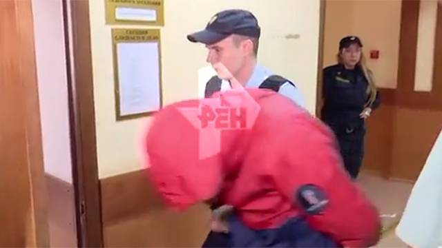 Видео: подозреваемого в убийстве спецназовца под Москвой доставили в суд
