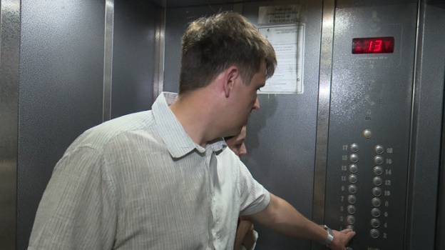 Застройщик едва не застрял в опасном лифте, пытаясь убедить воронежцев в его исправности