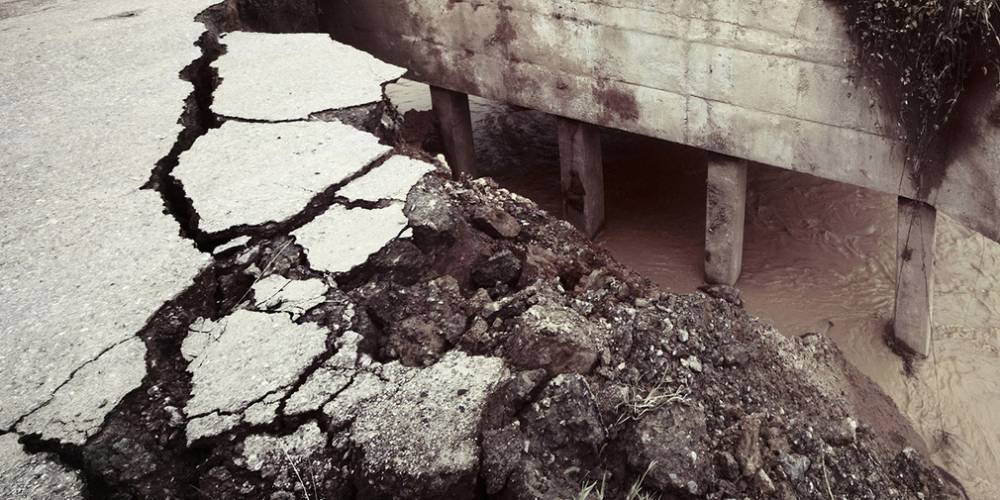 Видео: в Дагестане припаркованные автомобили обрушили мост