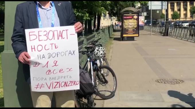 На Троицкой площади прошли одиночные пикеты за безопасность на дорогах - piter.tv - Санкт-Петербург