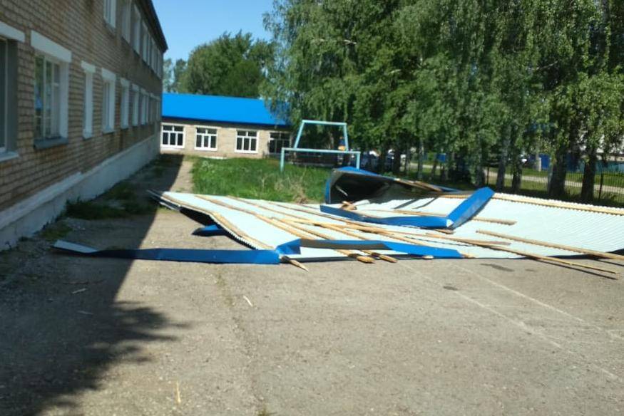 В Башкирии ураганный ветер снес крышу районной школы: эвакуировано 225 детей
