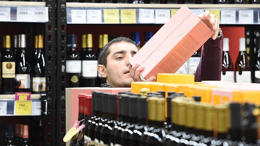 Алкоголь и сигареты выпали из топ-5 самых популярных товаров у россиян