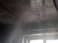 В Тверской области в общежитии фонтан из лопнувшей трубы размывает потолок