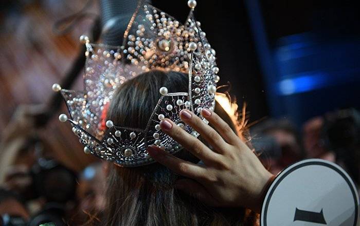 В Турции на конкурсе "Мини-мисс Вселенная" самой красивой признали 7-летнюю армянку