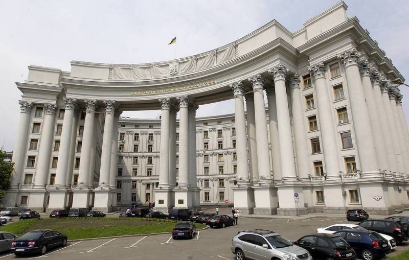 Администрация президента Украины обвинила МИД страны в работе на экс-главу государства