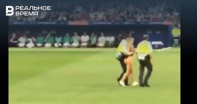 UEFA оштрафовал девушку, которая выбежала в купальнике на поле во время финала Лиги чемпионов