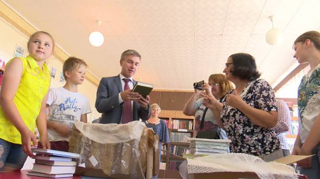 Депутат Госдумы подарил 100 книг маленькой сельской библиотеке в Воронежской области