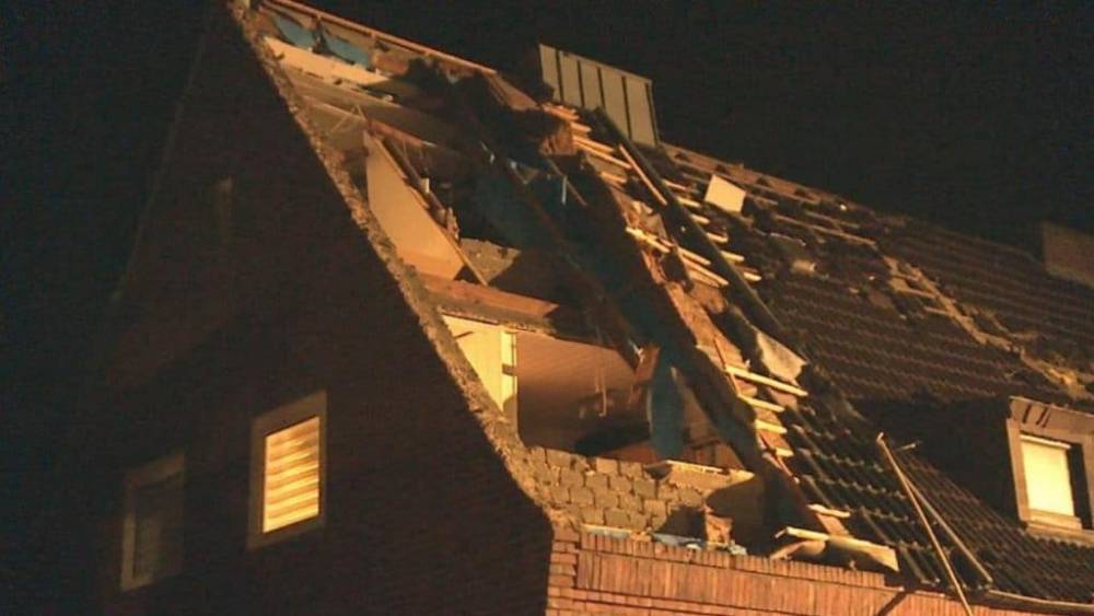 Северный Рейн-Вестфалия: торнадо сорвал крыши домов и перевернул авто