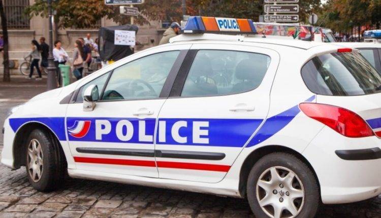 В Париже неизвестный напал с ножами на полицейских