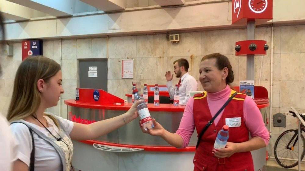 Более 6 тысяч бутылок воды бесплатно раздали пассажирам метро и МЦК