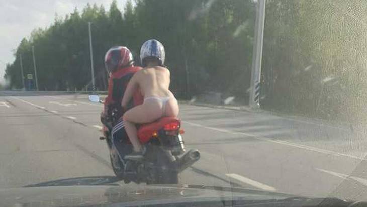 На брянской трассе сфотографировали полуголую девушку на мотоцикле