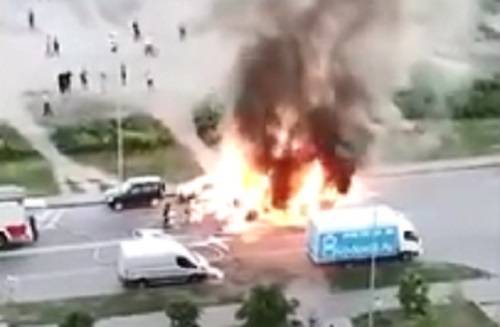 Полыхающие после ДТП в Москве КамАЗ и легковой автомобиль сняли на видео