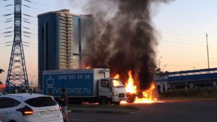Видео: Два автомобиля сгорели в&nbsp;Москве