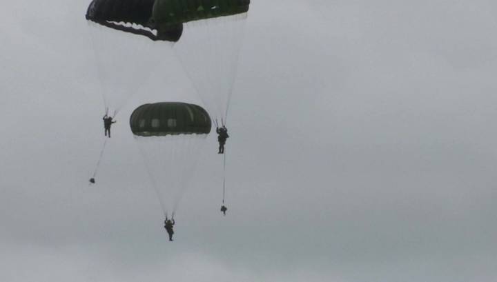 Участник высадки в Нормандии отметил годовщину операции прыжком с парашютом