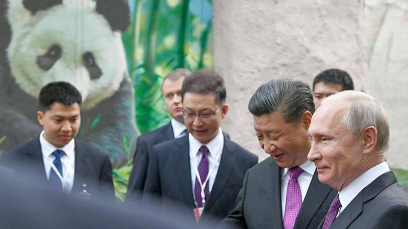 Путин и Си Цзиньпин посмотрели на панд в Московском зоопарке