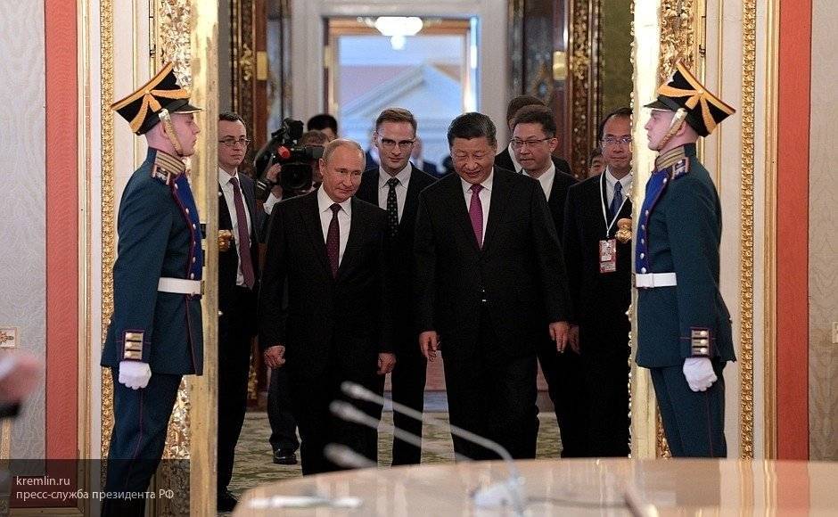 Путин и Цзиньпин ознакомились с новыми внедорожниками Haval в Кремле