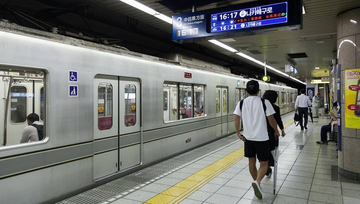 Поезд метрополитена японской Иокогамы сошел с рельсов