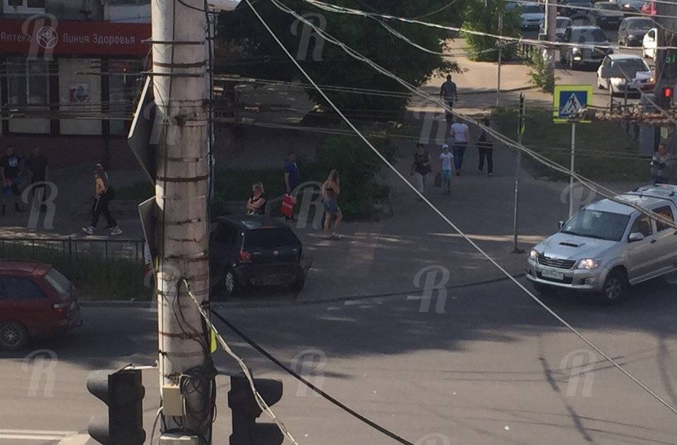 В Смоленске легковушка вылетела на тротуар с пешеходами