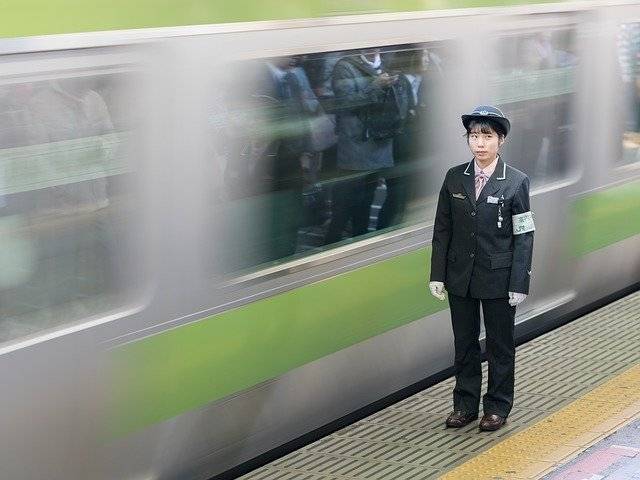 Поезд с 120 пассажирами сошел с рельсов в японском метро