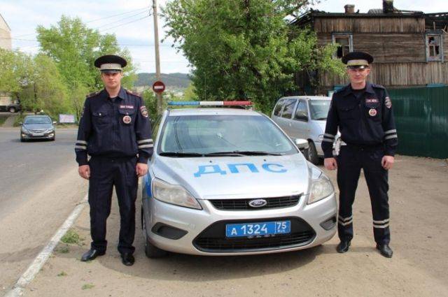 В Забайкальском крае сотрудники ДПС спасли из огня семь человек