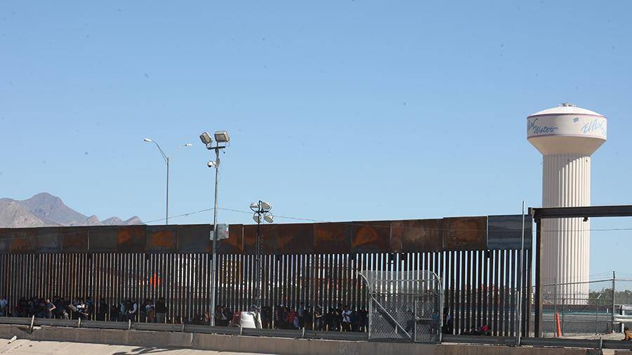 Военные США месяц будут красить ограждение на границе с Мексикой